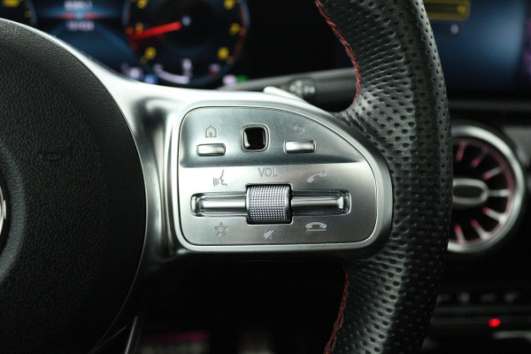 Mercedes-Benz A-Klasse 180 Business Solution AMG (PANORAMADAK, SFEERVERLICHTING, STOELVERWARMING, ELEKTR STOELEN, SENSOREN)
