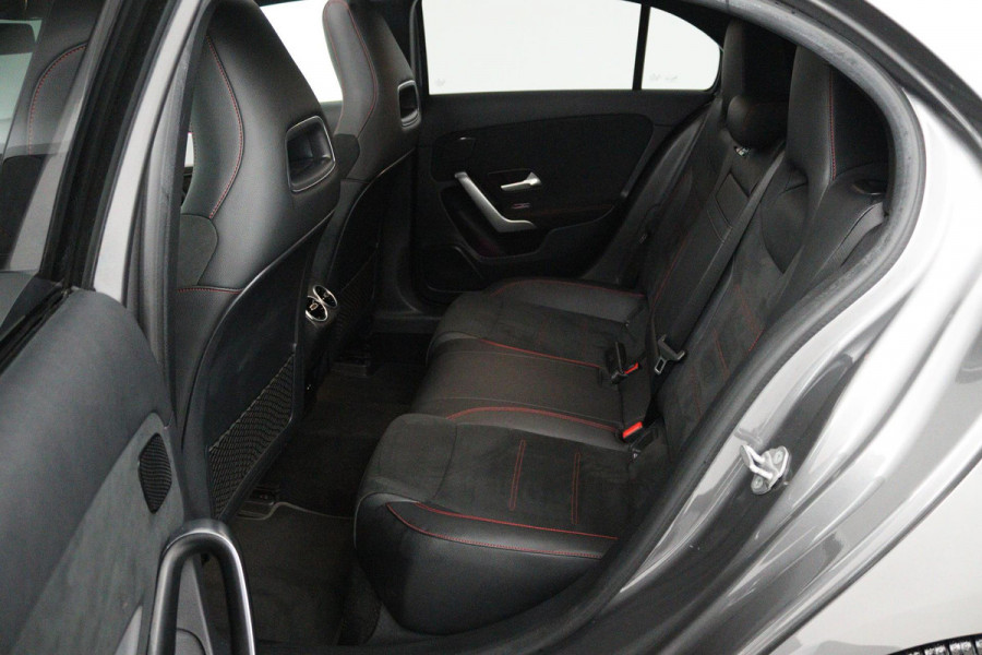 Mercedes-Benz A-Klasse 180 Business Solution AMG (PANORAMADAK, SFEERVERLICHTING, STOELVERWARMING, ELEKTR STOELEN, SENSOREN)