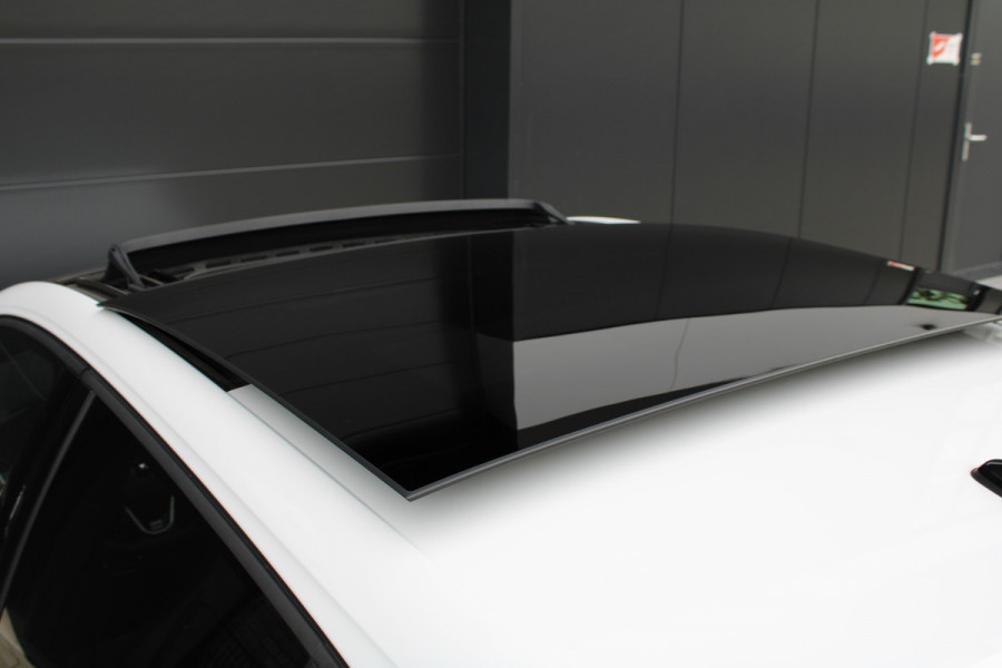 Volkswagen Golf 2.0 TDI GTD | PANO | DODE HOEK | SFEERVERLICHTING | CAMERA | STOELVERW | CARPLAY |