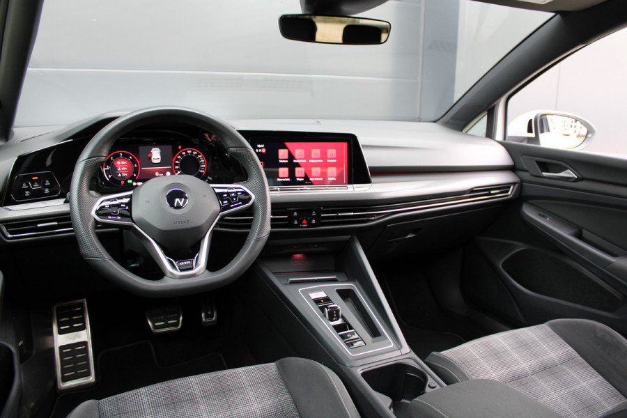Volkswagen Golf 2.0 TDI GTD | PANO | DODE HOEK | SFEERVERLICHTING | CAMERA | STOELVERW | CARPLAY |