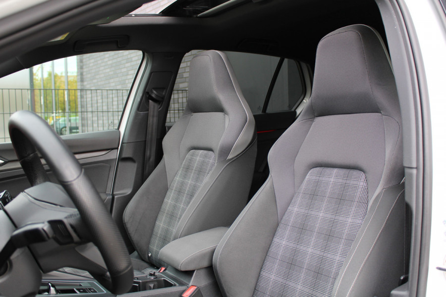 Volkswagen Golf 2.0 TDI GTD | PANO | DODE HOEK | SFEERVERLICHTING | CAMERA | STOELVERW | CARPLAY |