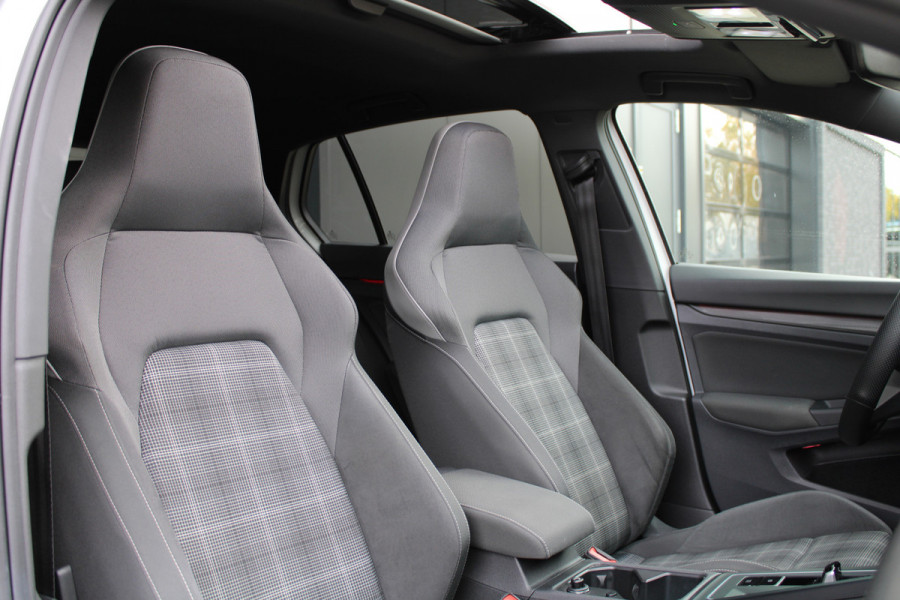 Volkswagen Golf 2.0 TDI GTD | PANO | DODE HOEK | SFEERVERLICHTING | CAMERA | STOELVERW | CARPLAY |