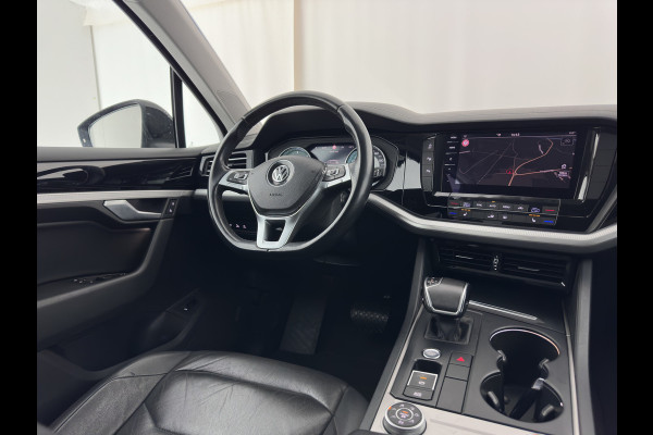 Volkswagen Touareg 3.0 TDI R-Line (INCL-BTW) Aut. *LEATHER | FULL-LED | BLIND-SPOT | HEATED-COMFORTSEATS | AIR-SUSPENSION | KEYLESS | CAMERA | NAVI-FULLMAP | PRIVACY-GLASS | ADAPTIVE-CRUISE |  SHIFT-PADDLES | TOWBAR*