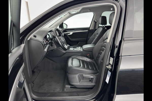 Volkswagen Touareg 3.0 TDI R-Line (INCL-BTW) Aut. *LEATHER | FULL-LED | BLIND-SPOT | HEATED-COMFORTSEATS | AIR-SUSPENSION | KEYLESS | CAMERA | NAVI-FULLMAP | PRIVACY-GLASS | ADAPTIVE-CRUISE |  SHIFT-PADDLES | TOWBAR*