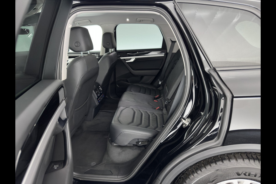 Volkswagen Touareg 3.0 TDI R-Line (INCL-BTW) Aut. *LEATHER | FULL-LED | BLIND-SPOT | HEATED-COMFORTSEATS | AIR-SUSPENSION | KEYLESS | CAMERA | NAVI-FULLMAP | PRIVACY-GLASS | ADAPTIVE-CRUISE |  SHIFT-PADDLES | TOWBAR*