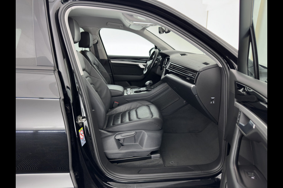 Volkswagen Touareg 3.0 TDI R-Line (INCL-BTW) Aut. *LEATHER | FULL-LED | BLIND-SPOT | HEATED-COMFORTSEATS | AIR-SUSPENSION | KEYLESS | CAMERA | NAVI-FULLMAP | PRIVACY-GLASS | ADAPTIVE-CRUISE |  SHIFT-PADDLES | TOWBAR*