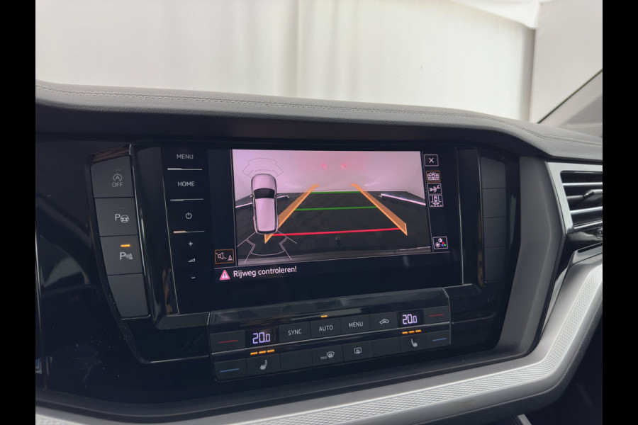 Volkswagen Touareg 3.0 TDI R-Line (INCL-BTW) Aut. *LEATHER | FULL-LED | BLIND-SPOT | HEATED-COMFORTSEATS | AIR-SUSPENSION | KEYLESS | CAMERA | NAVI-FULLMAP | PRIVACY-GLASS | ADAPTIVE-CRUISE |  SHIFT-PADDLES | TOWBAR*