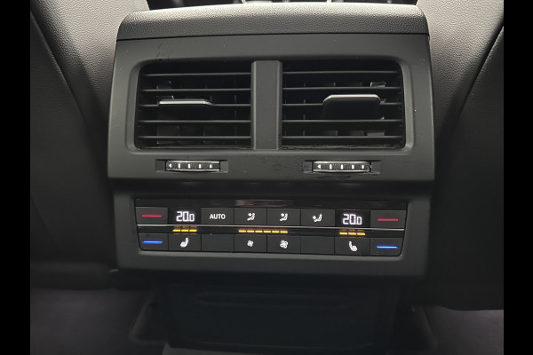 Volkswagen Touareg 3.0 TDI R-Line (INCL-BTW) Aut. *LEATHER | FULL-LED | BLIND-SPOT | HEATED-COMFORTSEATS | AIR-SUSPENSION | KEYLESS | CAMERA | NAVI-FULLMAP | PRIVACY-GLASS | ADAPTIVE-CRUISE |  SHIFT-PADDLES | TOWBAR*