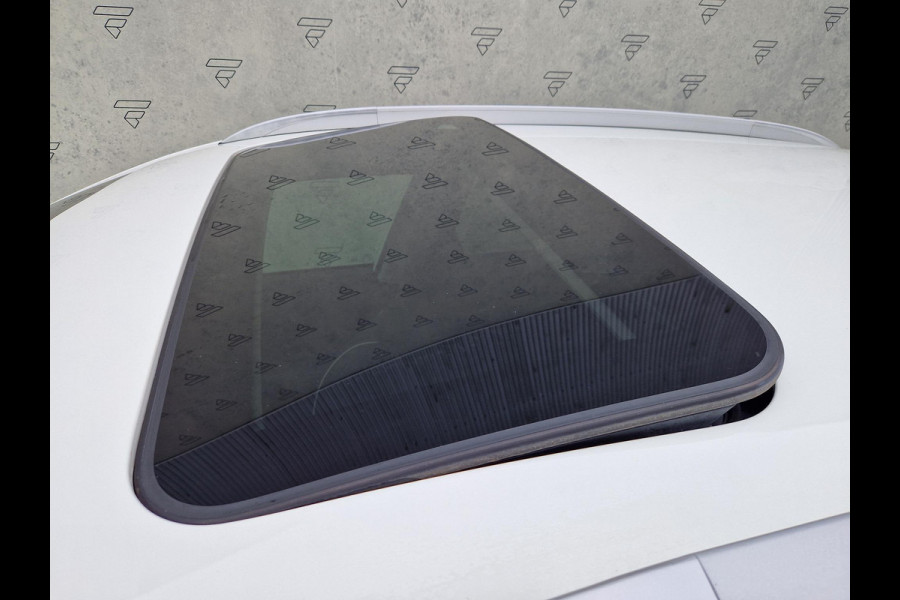 Kia e-Niro ExecutiveLine 64 kWh | 1e Eigenaar | Open Dak | LED | RMC Trekhaak | JBL | Stoelventilatie |