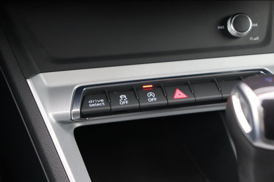 Audi Q3 35 TFSI S edition el.klep stoelverw. Audi Q3 35 TFSI S edition el.klep stoelverw.