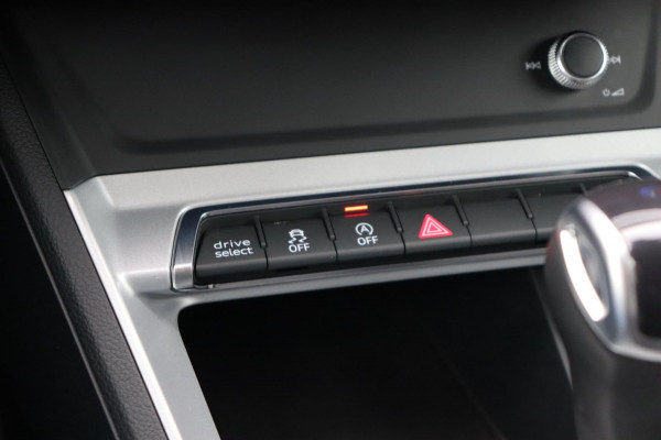 Audi Q3 35 TFSI S edition el.klep stoelverw. Audi Q3 35 TFSI S edition el.klep stoelverw.