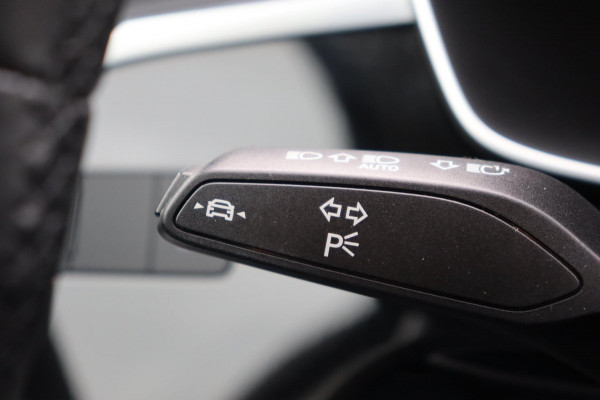 Audi Q3 35 TFSI S edition el.klep stoelverw. Audi Q3 35 TFSI S edition el.klep stoelverw.