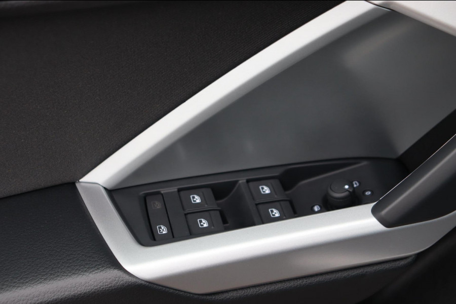 Audi Q3 35 TFSI S edition el.klep stoelverw. Audi Q3 35 TFSI S edition el.klep stoelverw.