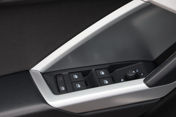 Audi Q3 35 TFSI S edition el.klep stoelverw. Audi Q3 35 TFSI S edition el.klep stoelverw.