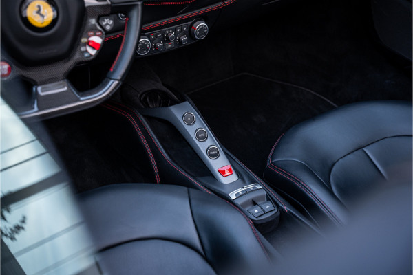 Ferrari 488 3.9 Spider HELE ** NL geleverd ** Atelier ** Carbon ** Titanium Exhaust ** 360 Camera ** Scuderia Shields ** NAP!