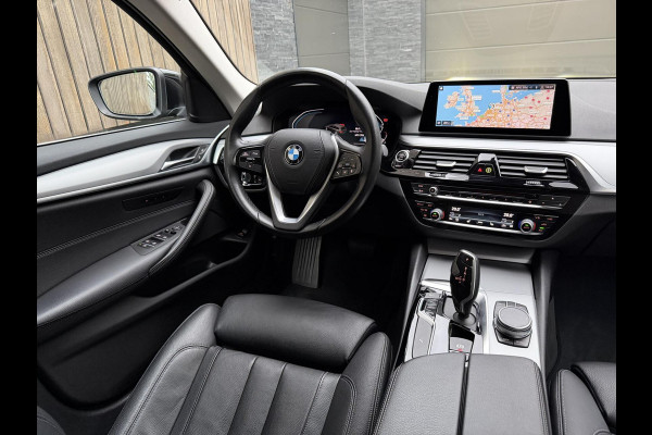 BMW 5 Serie Touring 520i High Executive Automaat | Apple CarPlay | Leren bekleding | Stoelverwarming | LED verlichting | Comfortstoelen met