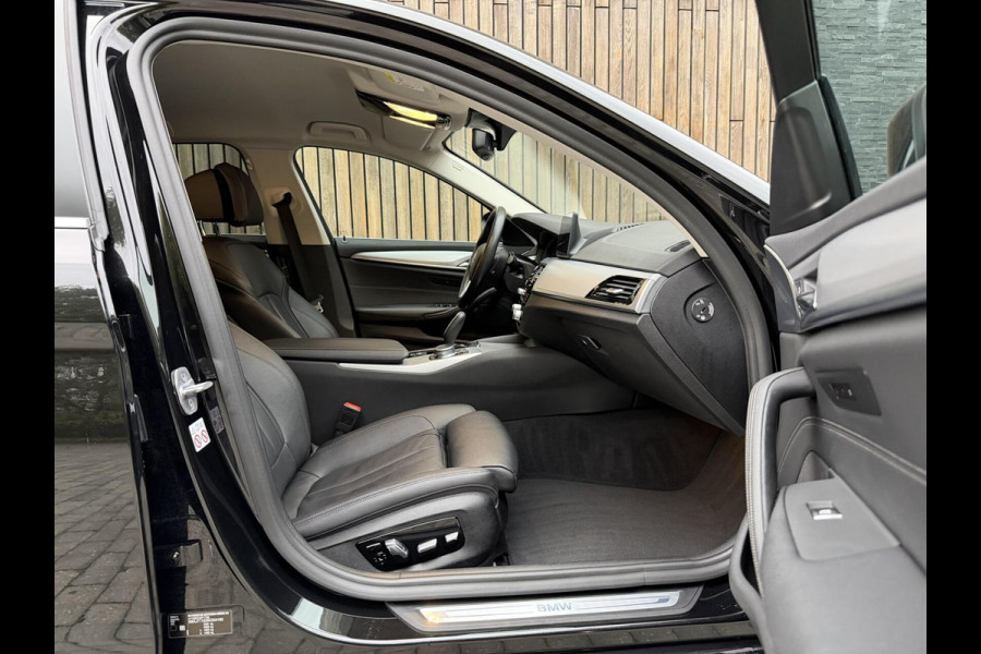 BMW 5 Serie Touring 520i High Executive Automaat | Apple CarPlay | Leren bekleding | Stoelverwarming | LED verlichting | Comfortstoelen met