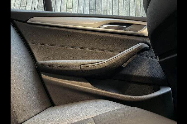 BMW 5 Serie Touring 520i High Executive Automaat | Apple CarPlay | Leren bekleding | Stoelverwarming | LED verlichting | Comfortstoelen met
