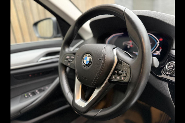 BMW 5 Serie Touring 520i High Executive Automaat | Apple CarPlay | Leren bekleding | Stoelverwarming | LED verlichting | Comfortstoelen met