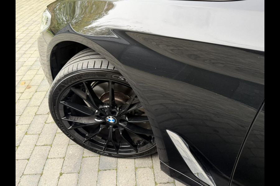 BMW 5 Serie Touring 520i High Executive Automaat | Apple CarPlay | Leren bekleding | Stoelverwarming | LED verlichting | Comfortstoelen met