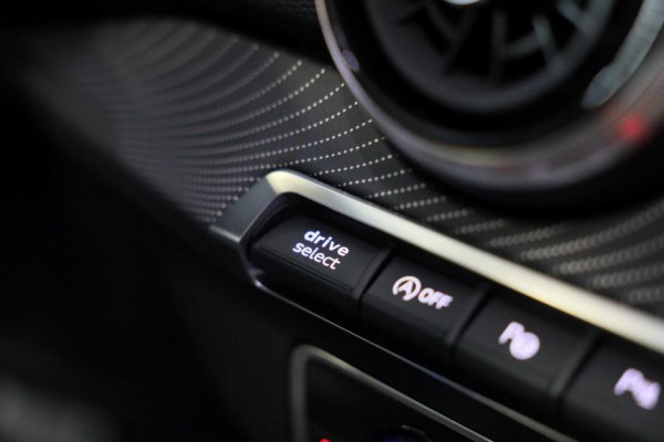 Audi Q2 35 TFSI Edition ONE / AUT / ACC / Open Panoramadak / Virtual Cockpit / Lane Assist / Leder / Navi / Camera / Led / 19 Inch Audi Q2 35 TFSI Edition ONE / AUT / ACC / Open Panoramadak / Virtual Cockpit / Lane Assist / Leder / Navi / Camera / Led / 19 Inch