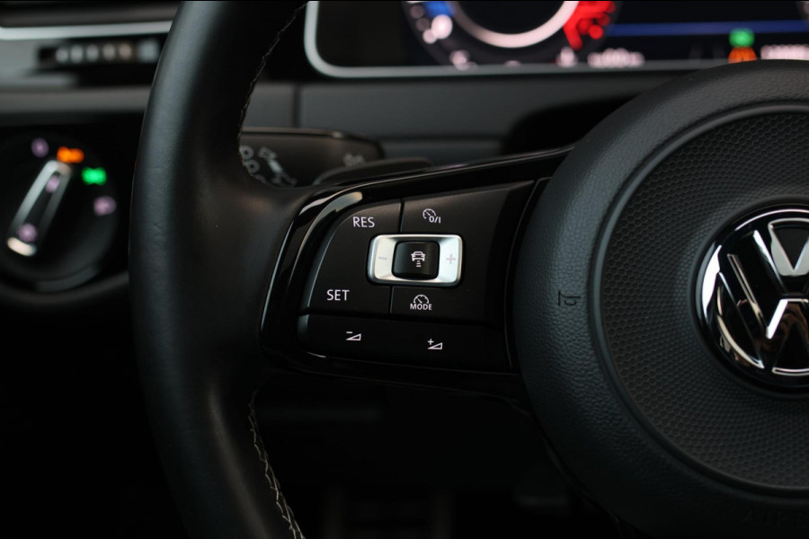 Volkswagen Golf 2.0 TSI 4Motion R *Akra*Pano*DCC*Dynaudio*Camera*