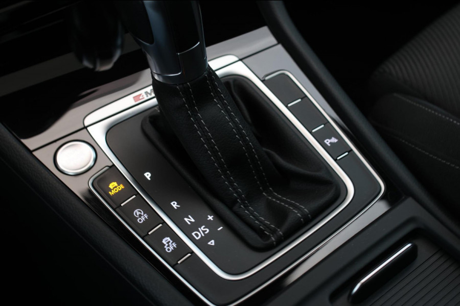 Volkswagen Golf 2.0 TSI 4Motion R *Akra*Pano*DCC*Dynaudio*Camera*