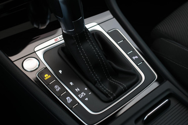 Volkswagen Golf 2.0 TSI 4Motion R *Akra*Pano*DCC*Dynaudio*Camera*