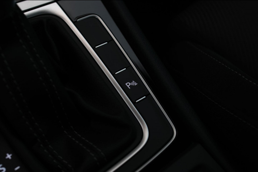 Volkswagen Golf 2.0 TSI 4Motion R *Akra*Pano*DCC*Dynaudio*Camera*