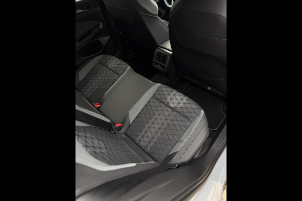 Volkswagen Golf 1.5 eTSI 3x R-Line CarPlay Camera