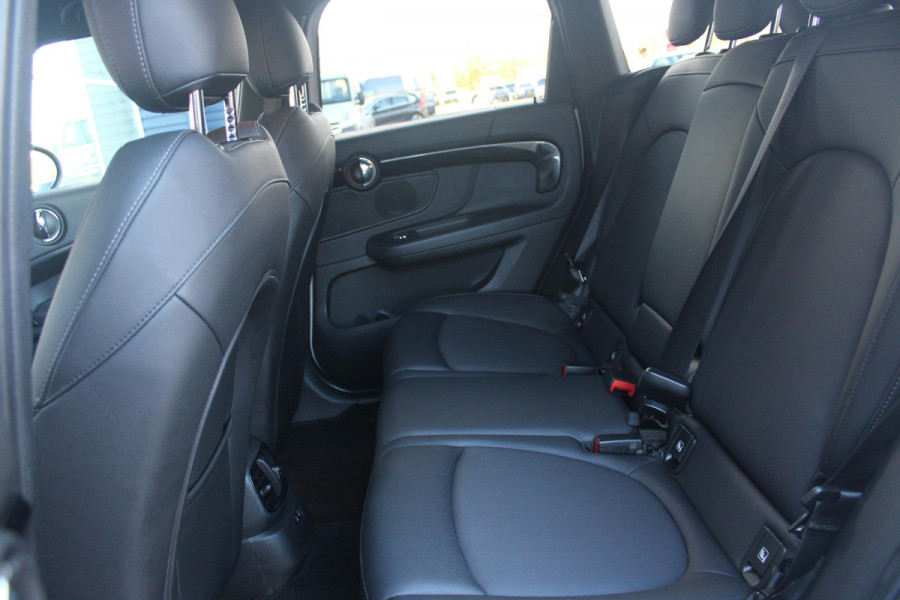 MINI Countryman 2.0 Cooper S E 220PK ALL4 CHILI | UNION JACK ACHTERLICHTEN | LEDEREN BEKLEDING | ELEKTRISCH BEDIENBARE VOORSTOELEN MET GEHEUGENFUNSCTIE OP DE BESTUURDERSSTOEL | STOEL/VOORRUIT VERWARMING | FULL LED KOPLAMPEN | DRAADLOZE APPLE CARPLAY/ANDROID AUTO | DRAADLOZE TELEFOONLADER | NAVIGATIE | EXTRA GETINTE ACHTERRUITEN | ZWART DAK | 18" LICHTMETALEN VELGEN BLACK 10 SPAAKS | ACHTERUITRIJ CAMERA | PARKEERSENSOREN VOOR EN ACHTER | CLIMATE CONTROL | KEYLESS ENTRY/START | HUD (HEAD UP DISPLAY) | ADAPTIVE CRUISE CONTROL | DAB+ RADIO | DONKERE HEMEL BEKLEDING |