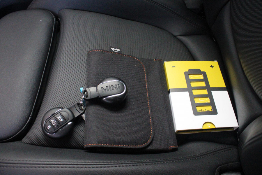 MINI Countryman 2.0 Cooper S E 220PK ALL4 CHILI | UNION JACK ACHTERLICHTEN | LEDEREN BEKLEDING | ELEKTRISCH BEDIENBARE VOORSTOELEN MET GEHEUGENFUNSCTIE OP DE BESTUURDERSSTOEL | STOEL/VOORRUIT VERWARMING | FULL LED KOPLAMPEN | DRAADLOZE APPLE CARPLAY/ANDROID AUTO | DRAADLOZE TELEFOONLADER | NAVIGATIE | EXTRA GETINTE ACHTERRUITEN | ZWART DAK | 18" LICHTMETALEN VELGEN BLACK 10 SPAAKS | ACHTERUITRIJ CAMERA | PARKEERSENSOREN VOOR EN ACHTER | CLIMATE CONTROL | KEYLESS ENTRY/START | HUD (HEAD UP DISPLAY) | ADAPTIVE CRUISE CONTROL | DAB+ RADIO | DONKERE HEMEL BEKLEDING |