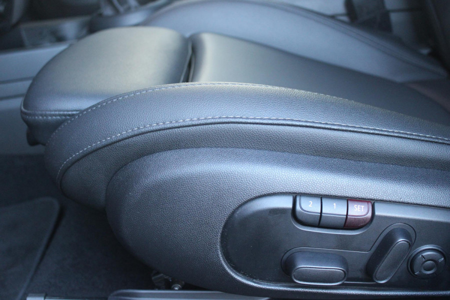 MINI Countryman 2.0 Cooper S E 220PK ALL4 CHILI | UNION JACK ACHTERLICHTEN | LEDEREN BEKLEDING | ELEKTRISCH BEDIENBARE VOORSTOELEN MET GEHEUGENFUNSCTIE OP DE BESTUURDERSSTOEL | STOEL/VOORRUIT VERWARMING | FULL LED KOPLAMPEN | DRAADLOZE APPLE CARPLAY/ANDROID AUTO | DRAADLOZE TELEFOONLADER | NAVIGATIE | EXTRA GETINTE ACHTERRUITEN | ZWART DAK | 18" LICHTMETALEN VELGEN BLACK 10 SPAAKS | ACHTERUITRIJ CAMERA | PARKEERSENSOREN VOOR EN ACHTER | CLIMATE CONTROL | KEYLESS ENTRY/START | HUD (HEAD UP DISPLAY) | ADAPTIVE CRUISE CONTROL | DAB+ RADIO | DONKERE HEMEL BEKLEDING |