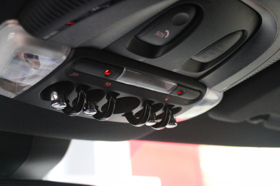 MINI Countryman 2.0 Cooper S E 220PK ALL4 CHILI | UNION JACK ACHTERLICHTEN | LEDEREN BEKLEDING | ELEKTRISCH BEDIENBARE VOORSTOELEN MET GEHEUGENFUNSCTIE OP DE BESTUURDERSSTOEL | STOEL/VOORRUIT VERWARMING | FULL LED KOPLAMPEN | DRAADLOZE APPLE CARPLAY/ANDROID AUTO | DRAADLOZE TELEFOONLADER | NAVIGATIE | EXTRA GETINTE ACHTERRUITEN | ZWART DAK | 18" LICHTMETALEN VELGEN BLACK 10 SPAAKS | ACHTERUITRIJ CAMERA | PARKEERSENSOREN VOOR EN ACHTER | CLIMATE CONTROL | KEYLESS ENTRY/START | HUD (HEAD UP DISPLAY) | ADAPTIVE CRUISE CONTROL | DAB+ RADIO | DONKERE HEMEL BEKLEDING |