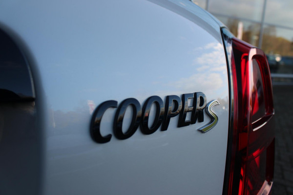 MINI Countryman 2.0 Cooper S E 220PK ALL4 CHILI | UNION JACK ACHTERLICHTEN | LEDEREN BEKLEDING | ELEKTRISCH BEDIENBARE VOORSTOELEN MET GEHEUGENFUNSCTIE OP DE BESTUURDERSSTOEL | STOEL/VOORRUIT VERWARMING | FULL LED KOPLAMPEN | DRAADLOZE APPLE CARPLAY/ANDROID AUTO | DRAADLOZE TELEFOONLADER | NAVIGATIE | EXTRA GETINTE ACHTERRUITEN | ZWART DAK | 18" LICHTMETALEN VELGEN BLACK 10 SPAAKS | ACHTERUITRIJ CAMERA | PARKEERSENSOREN VOOR EN ACHTER | CLIMATE CONTROL | KEYLESS ENTRY/START | HUD (HEAD UP DISPLAY) | ADAPTIVE CRUISE CONTROL | DAB+ RADIO | DONKERE HEMEL BEKLEDING |