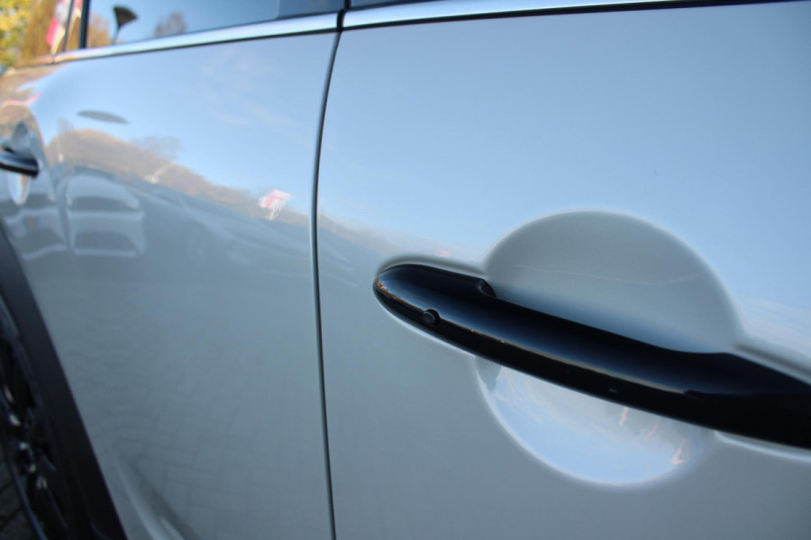 MINI Countryman 2.0 Cooper S E 220PK ALL4 CHILI | UNION JACK ACHTERLICHTEN | LEDEREN BEKLEDING | ELEKTRISCH BEDIENBARE VOORSTOELEN MET GEHEUGENFUNSCTIE OP DE BESTUURDERSSTOEL | STOEL/VOORRUIT VERWARMING | FULL LED KOPLAMPEN | DRAADLOZE APPLE CARPLAY/ANDROID AUTO | DRAADLOZE TELEFOONLADER | NAVIGATIE | EXTRA GETINTE ACHTERRUITEN | ZWART DAK | 18" LICHTMETALEN VELGEN BLACK 10 SPAAKS | ACHTERUITRIJ CAMERA | PARKEERSENSOREN VOOR EN ACHTER | CLIMATE CONTROL | KEYLESS ENTRY/START | HUD (HEAD UP DISPLAY) | ADAPTIVE CRUISE CONTROL | DAB+ RADIO | DONKERE HEMEL BEKLEDING |