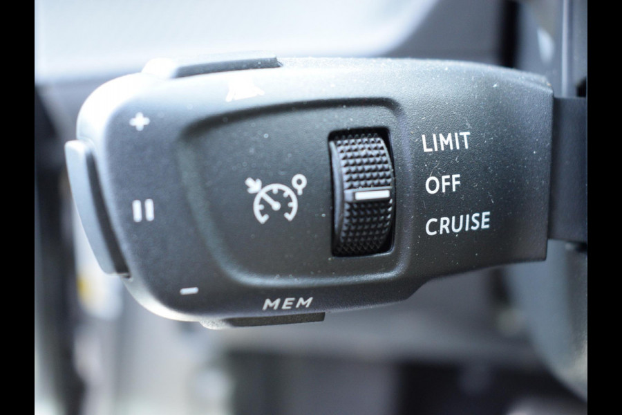 Peugeot 2008 1.2 Hybrid 136 GT ACHTERUITRIJCAMERA MET SENSOREN | NAVI & CARPAY | E.C.C. |