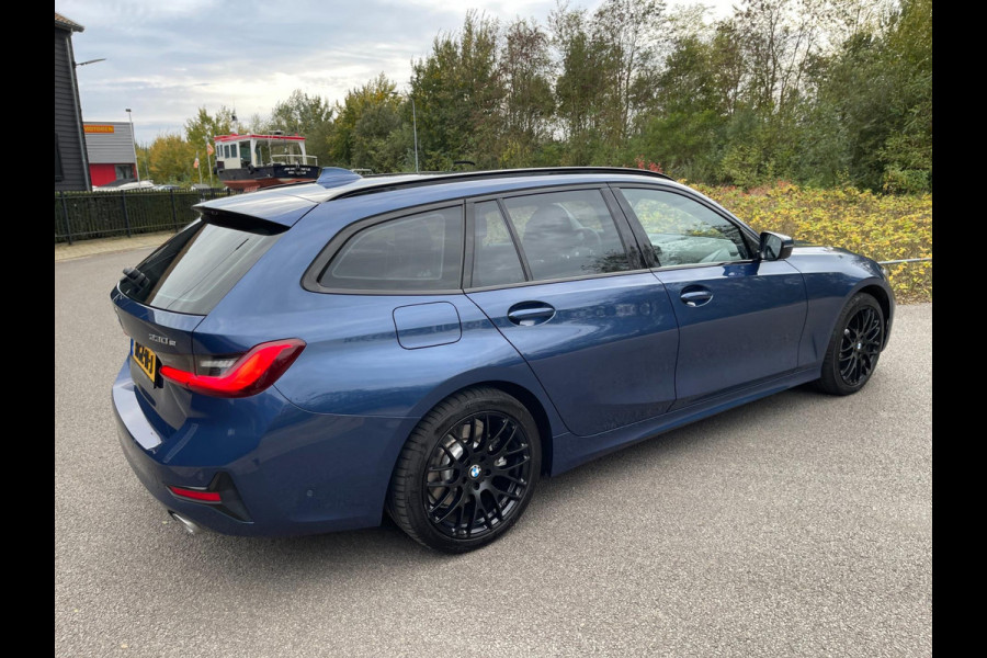 BMW 3 Serie Touring 330e PLUG&HYBRID HEAD-UP SPORTLINE -SHADOW CAMERA LEER NAVI LED-XENON