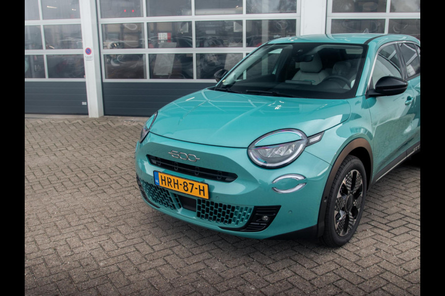 Fiat 600 1.2 Hybrid La Prima | Clima | Adapt. Cruise | Camera | BSM | 18" | Stoelverwarming | Apple Carplay | Elektr. A-Klep