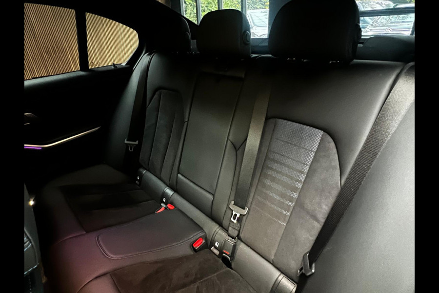 BMW 3-serie 320i M-sport Head Up Leer Navi PDC Virtual 20'' LM velgen Climate voor en achter Matrix