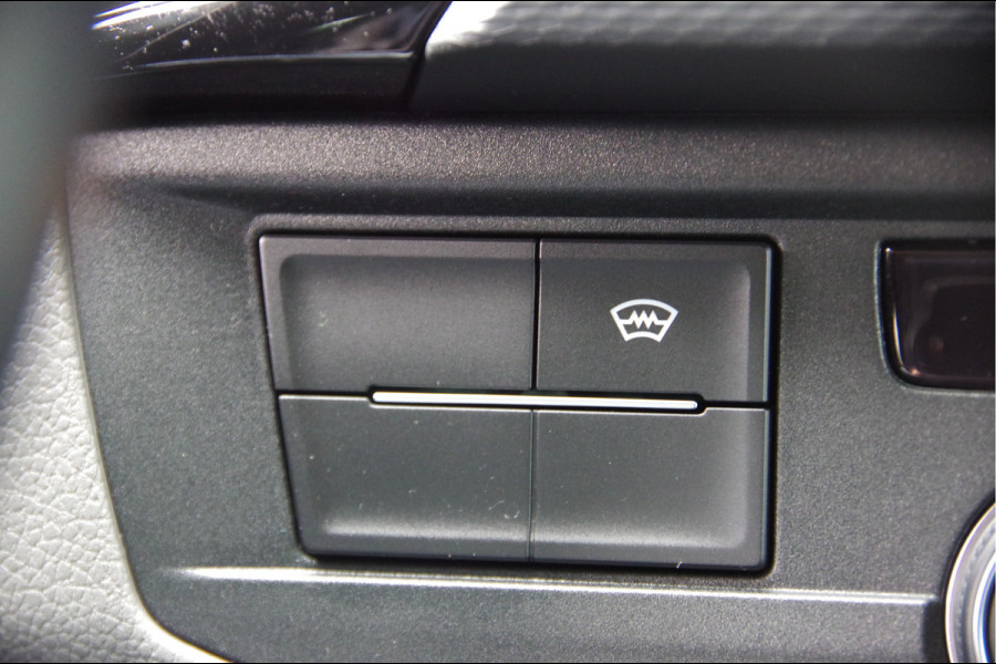 Volkswagen Transporter 2.0 TDI L2 BULLI DC-5P, AUT. LED, LEDER, TREKHAAK, STOELVERWARMING, ADAPT. CRUISE, DIGITAL COCKPIT, CAMERA, AIRCO, PARKEERSENSOR