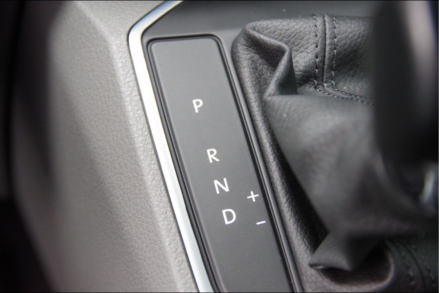 Volkswagen Transporter 2.0 TDI L2 BULLI DC-5P, AUT. LED, LEDER, TREKHAAK, STOELVERWARMING, ADAPT. CRUISE, DIGITAL COCKPIT, CAMERA, AIRCO, PARKEERSENSOR