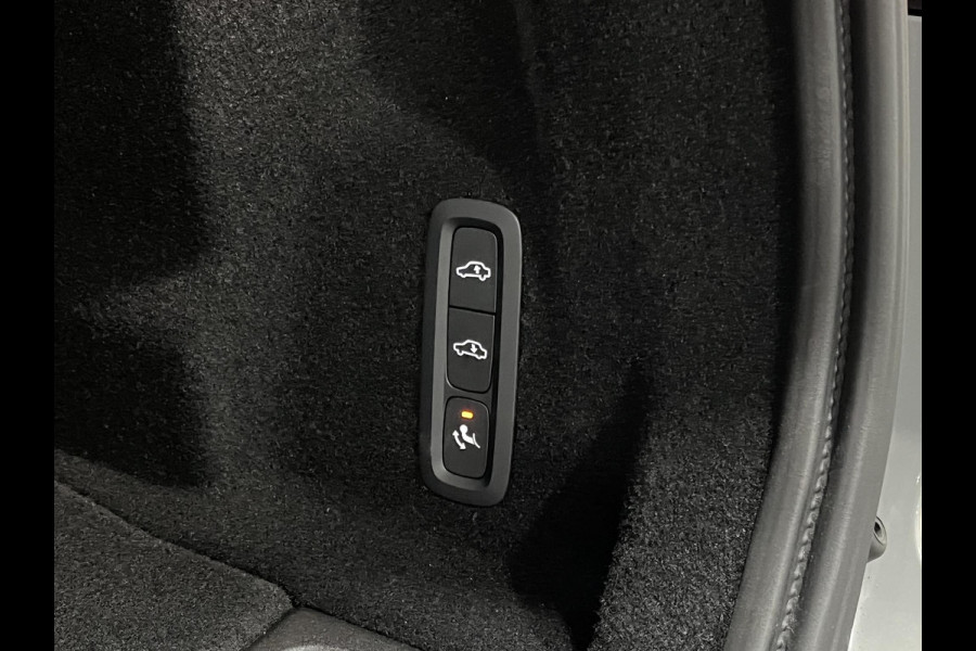 Volvo XC60 2.0 T8 Plug-in hybrid Ultra Black Edition *455Pk* | Luchtvering | Open dak | Massage | Bowers & Wilkins | Trekhaak | Adapt. cruise control