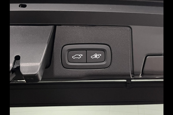 Volvo XC60 2.0 T8 Plug-in hybrid Ultra Black Edition *455Pk* | Luchtvering | Open dak | Massage | Bowers & Wilkins | Trekhaak | Adapt. cruise control