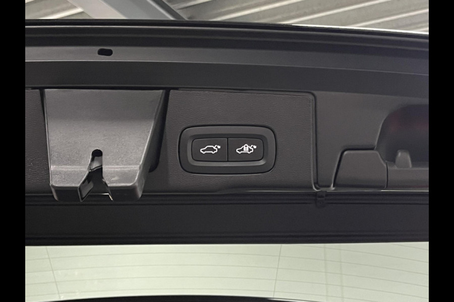Volvo XC60 2.0 T8 Plug-in hybrid Ultra Black Edition *455Pk* | Luchtvering | Open dak | Massage | Bowers & Wilkins | Trekhaak | Adapt. cruise control