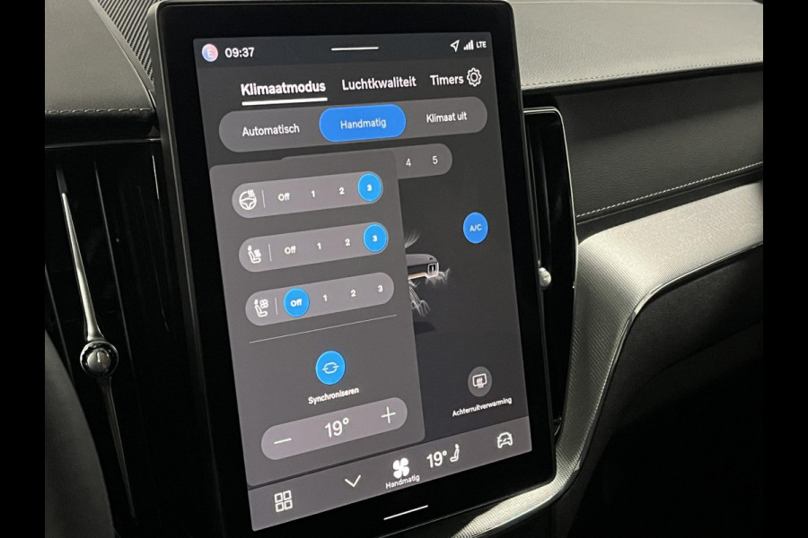 Volvo XC60 2.0 T8 Plug-in hybrid Ultra Black Edition *455Pk* | Luchtvering | Open dak | Massage | Bowers & Wilkins | Trekhaak | Adapt. cruise control