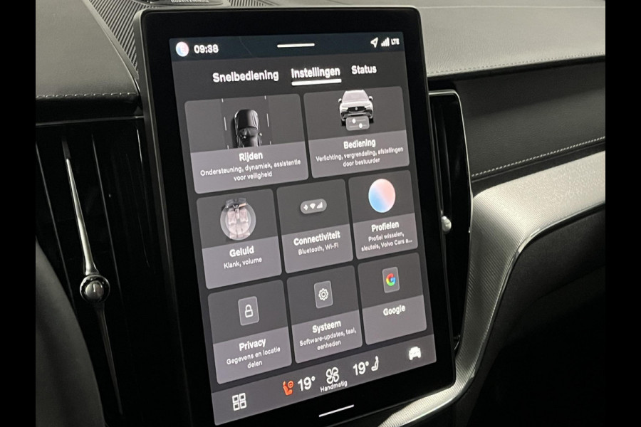 Volvo XC60 2.0 T8 Plug-in hybrid Ultra Black Edition *455Pk* | Luchtvering | Open dak | Massage | Bowers & Wilkins | Trekhaak | Adapt. cruise control