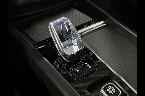 Volvo XC60 2.0 T8 Plug-in hybrid Ultra Black Edition *455Pk* | Luchtvering | Open dak | Massage | Bowers & Wilkins | Trekhaak | Adapt. cruise control