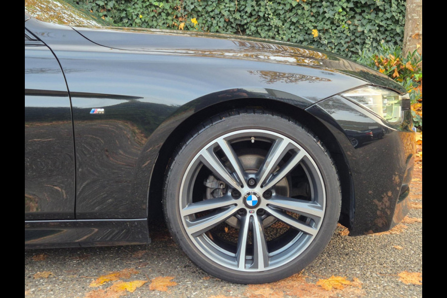 BMW 3-serie 320i F30 M Sport Apple CarPlay Elk. Trekhaak 6WB Dig, Dash Keyless 19inch Breedset GARANTIE 320i Corporate L High Ex