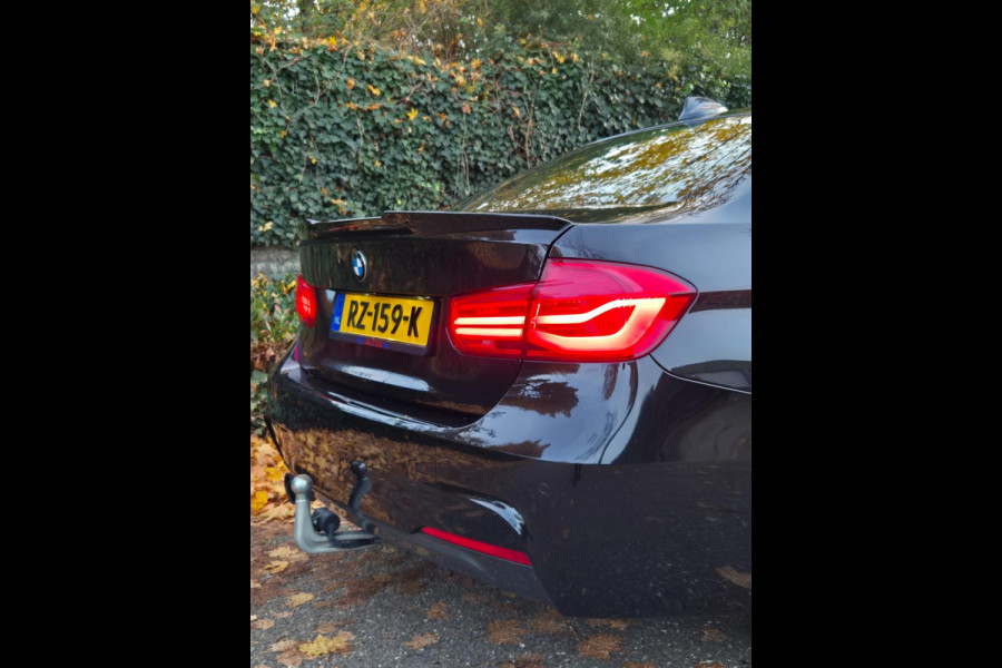 BMW 3-serie 320i F30 M Sport Apple CarPlay Elk. Trekhaak 6WB Dig, Dash Keyless 19inch Breedset GARANTIE 320i Corporate L High Ex